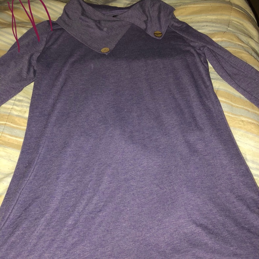 Long shirt great for leggings